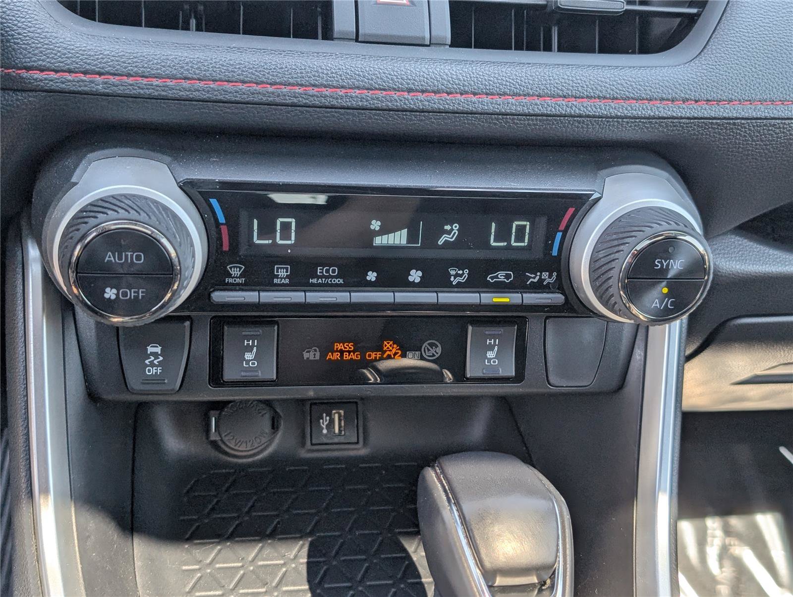 Used 2024 Toyota RAV4 SE w/ Weather & Moonroof Package AWD/4WD image 29