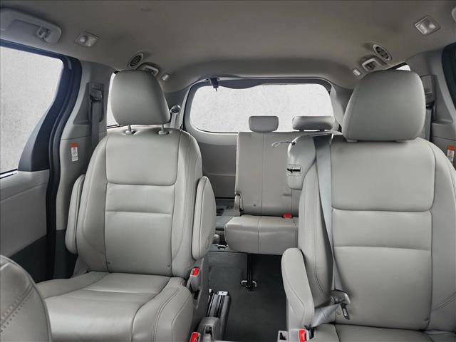 Used 2020 Toyota Sienna XLE w/ XLE Navigation Package FWD image 18