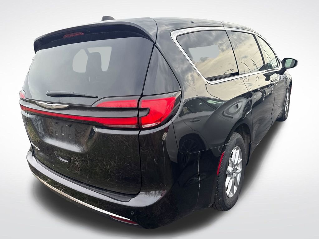 Used 2023 Chrysler Pacifica Touring-L FWD image 2