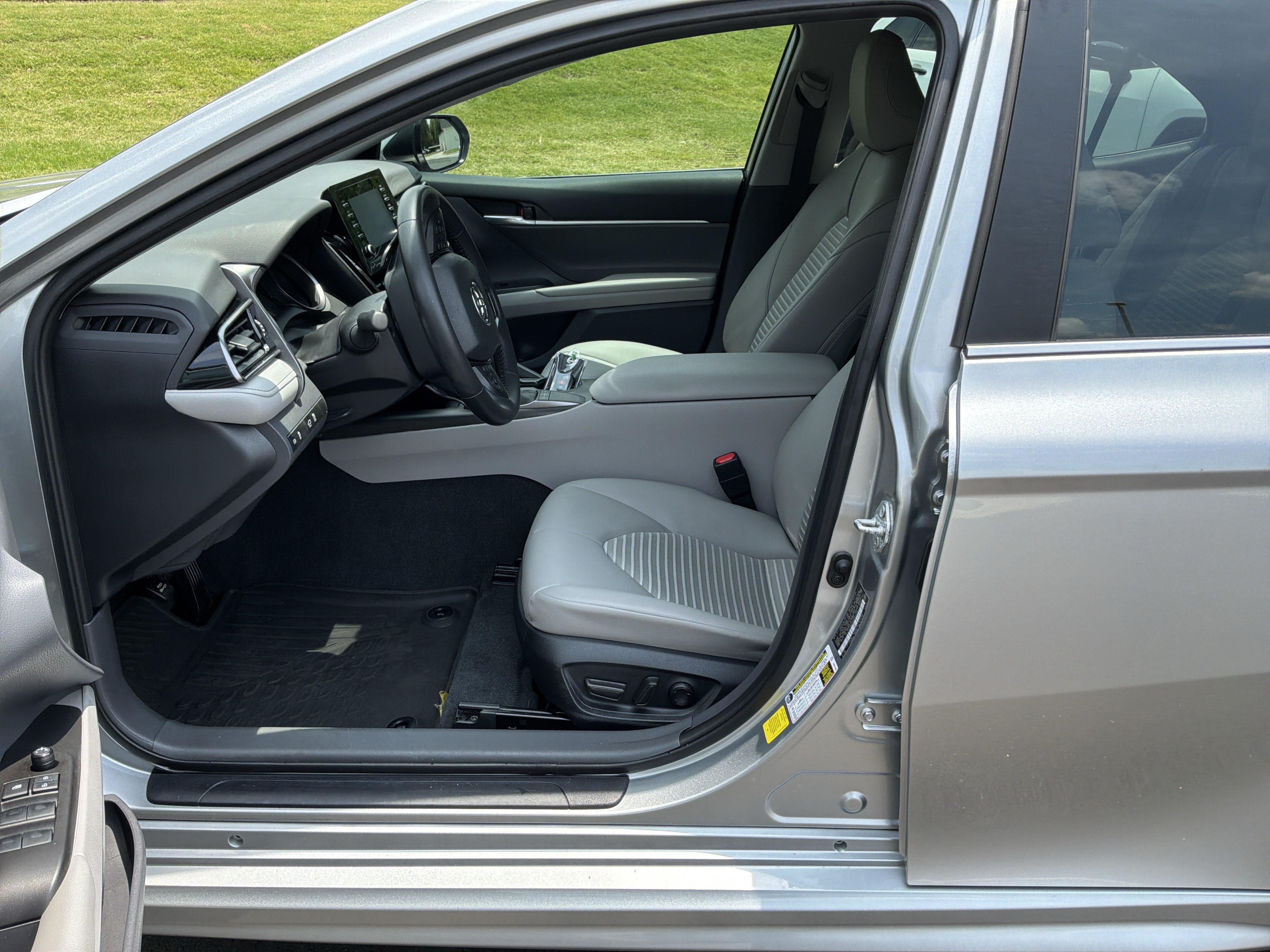 Used 2023 Toyota Camry SE w/ Convenience Package FWD image 16