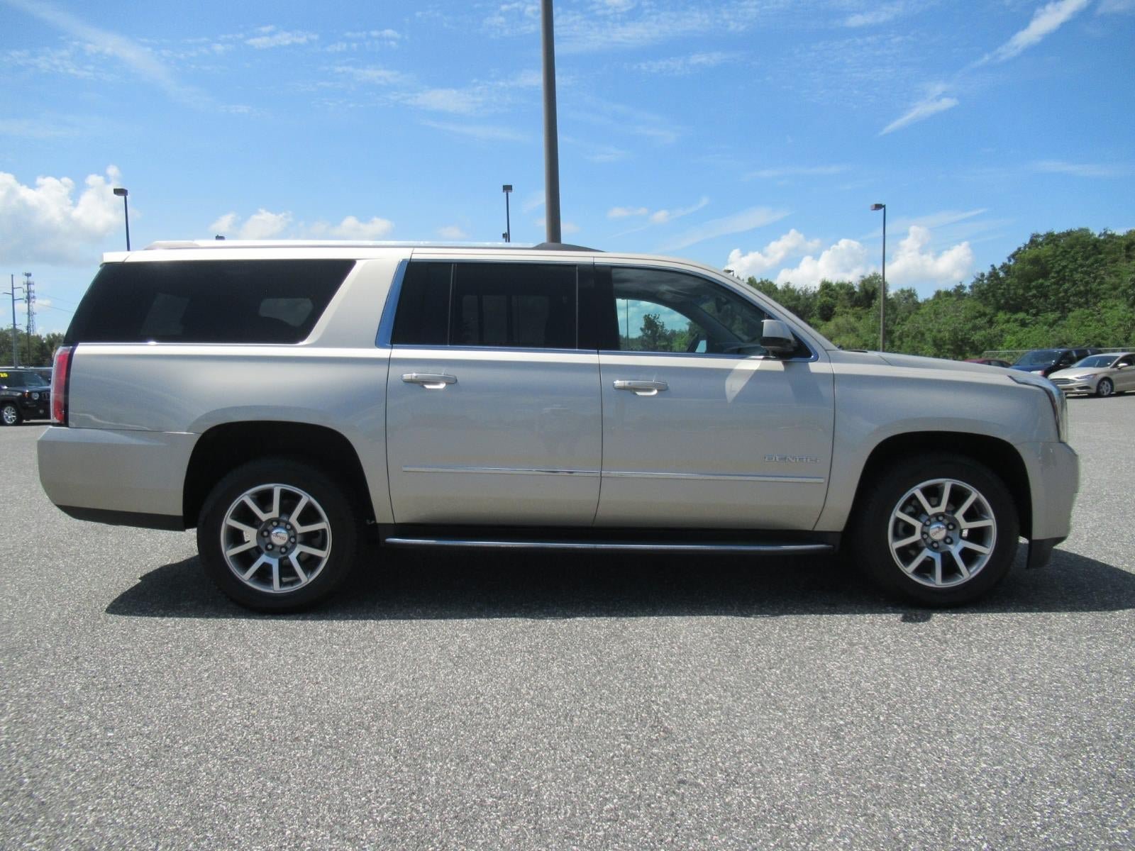 Used 2017 GMC Yukon XL Denali RWD image 2