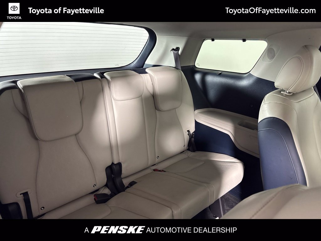 Used 2025 Kia Carnival EX FWD image 11