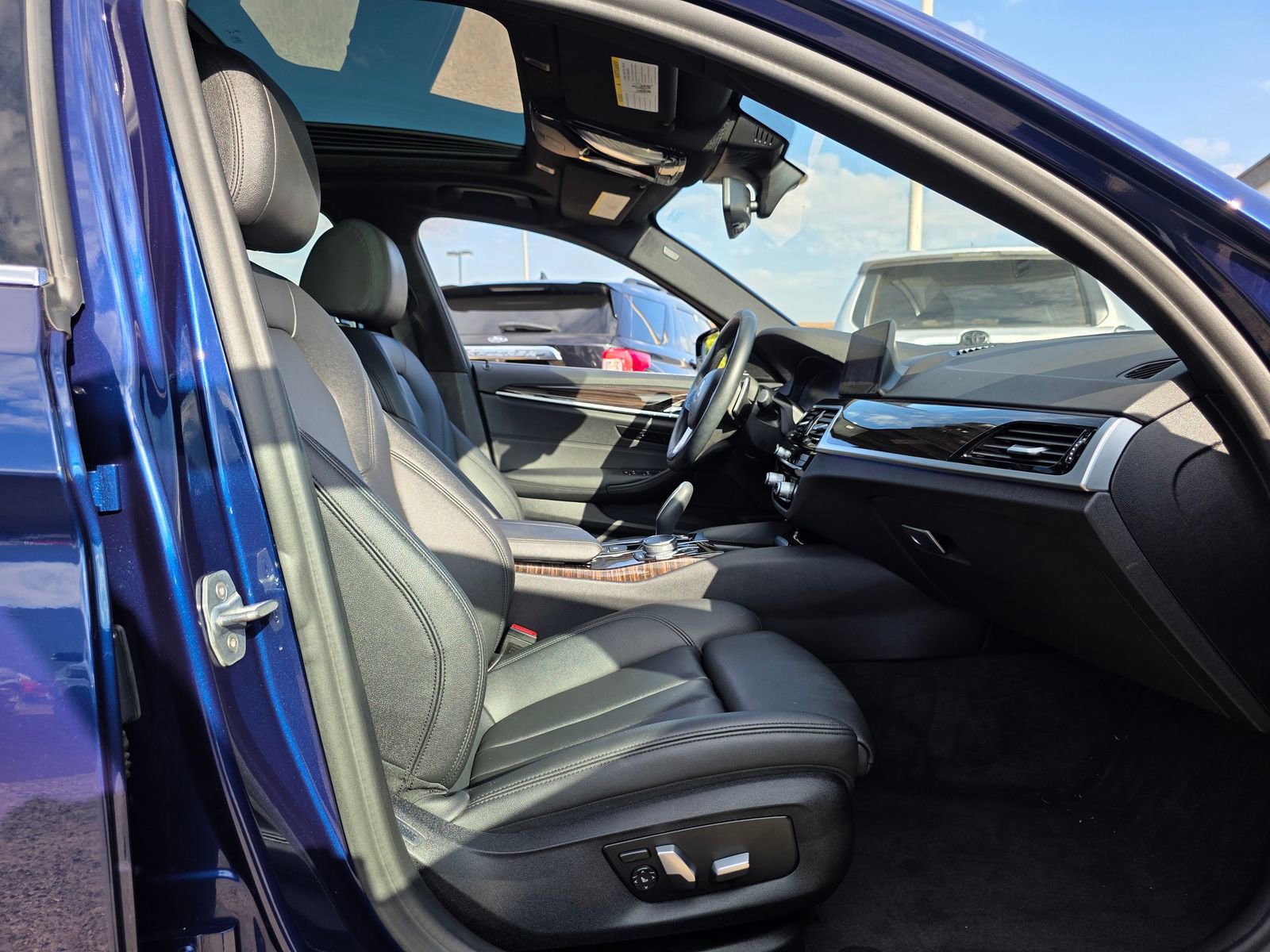 Used 2020 BMW 530e w/ Premium Package image 9