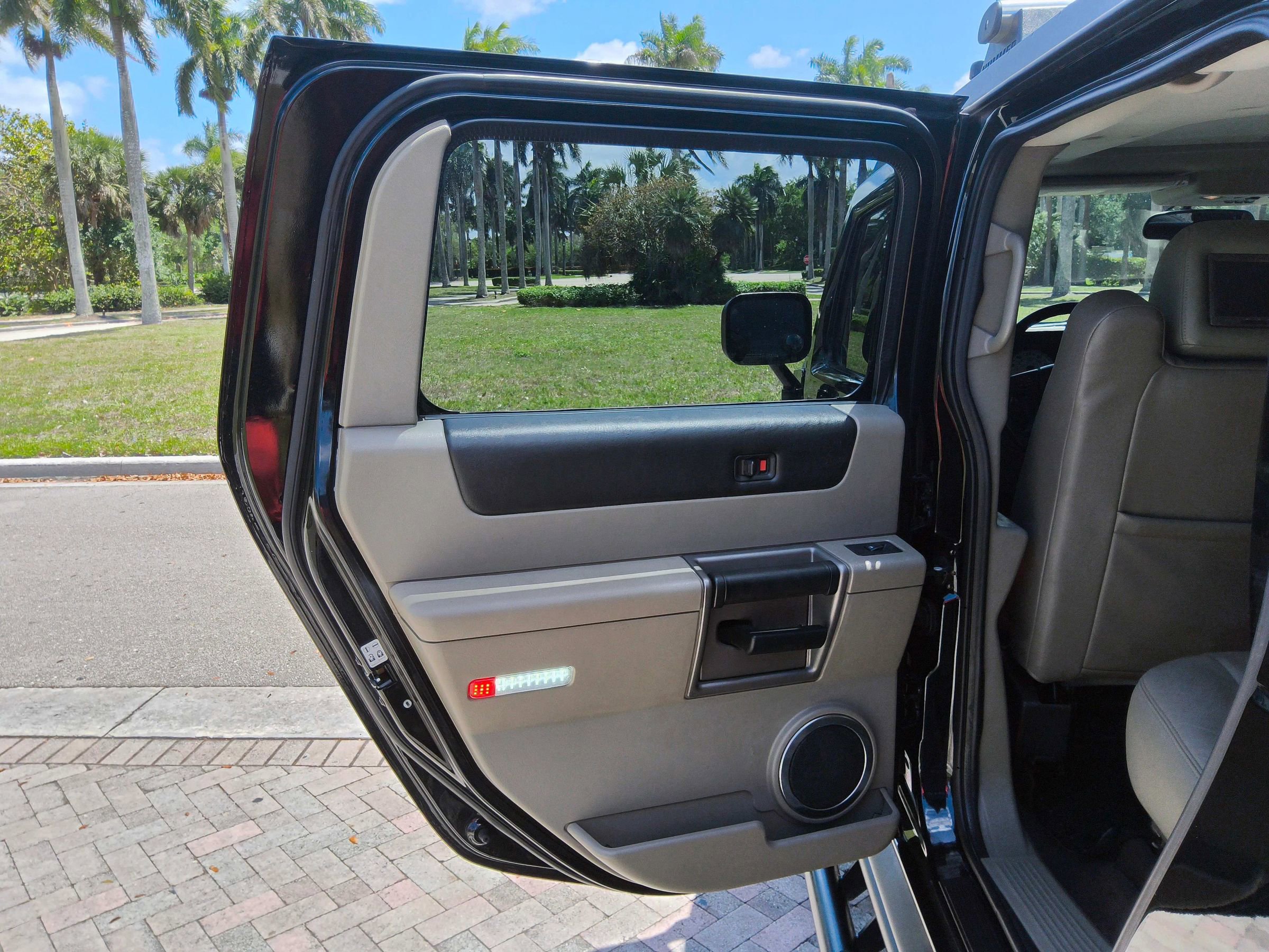 Used 2003 HUMMER H2 w/ Preferred Equipment Group image 29