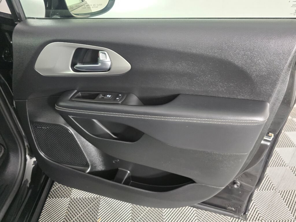 Used 2023 Chrysler Pacifica Limited w/ Uconnect Theater Family Group FWD image 39