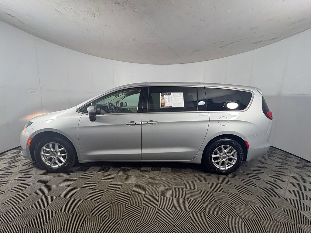 Used 2022 Chrysler Voyager LX FWD image 2