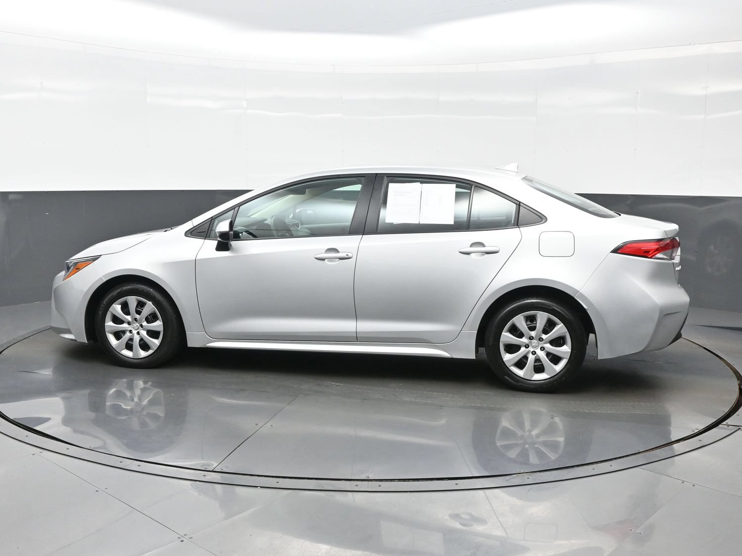 Used 2025 Toyota Corolla LE FWD image 3