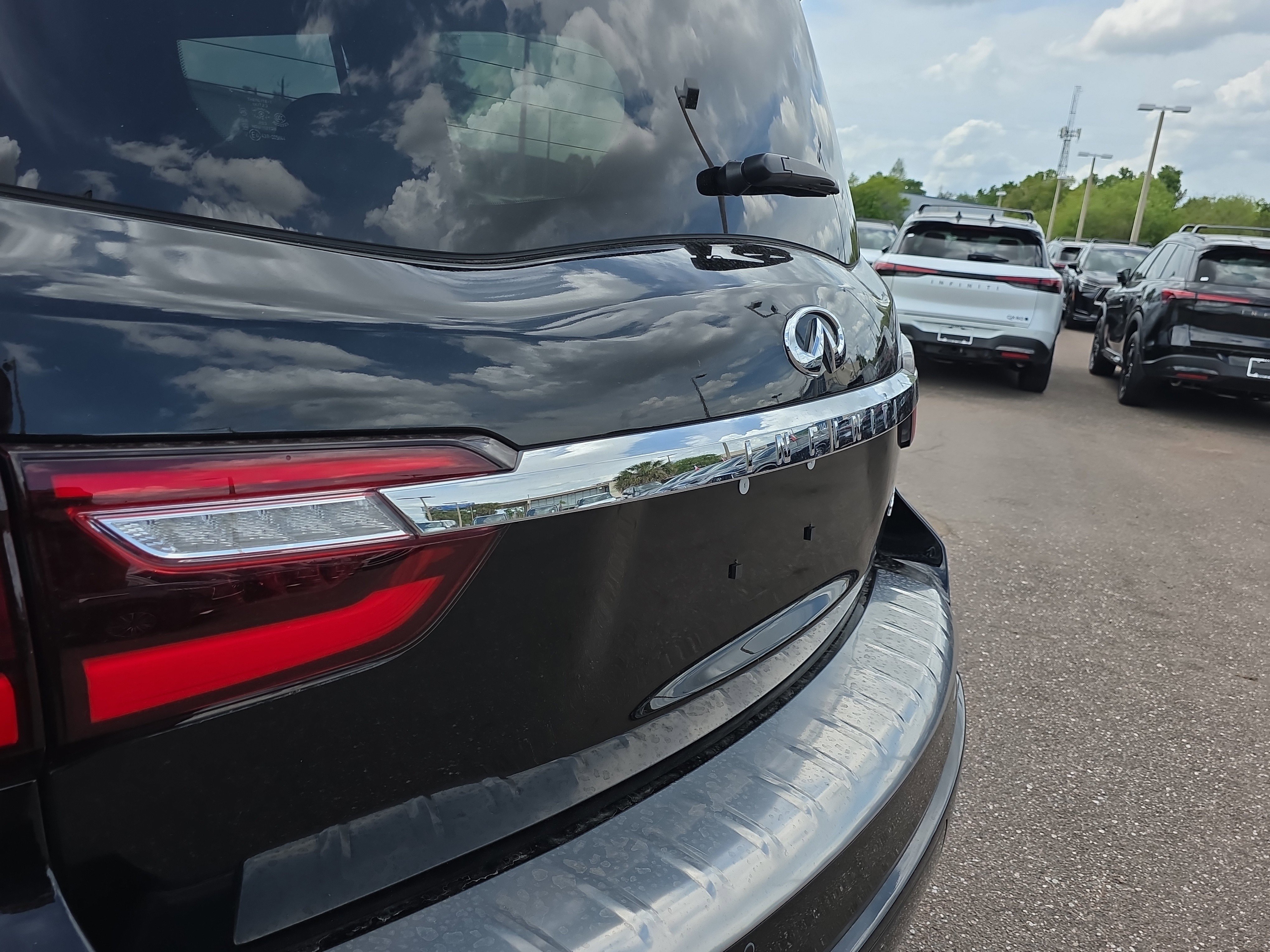 Used 2021 INFINITI QX80 Sensory w/ All-Season Package image 5