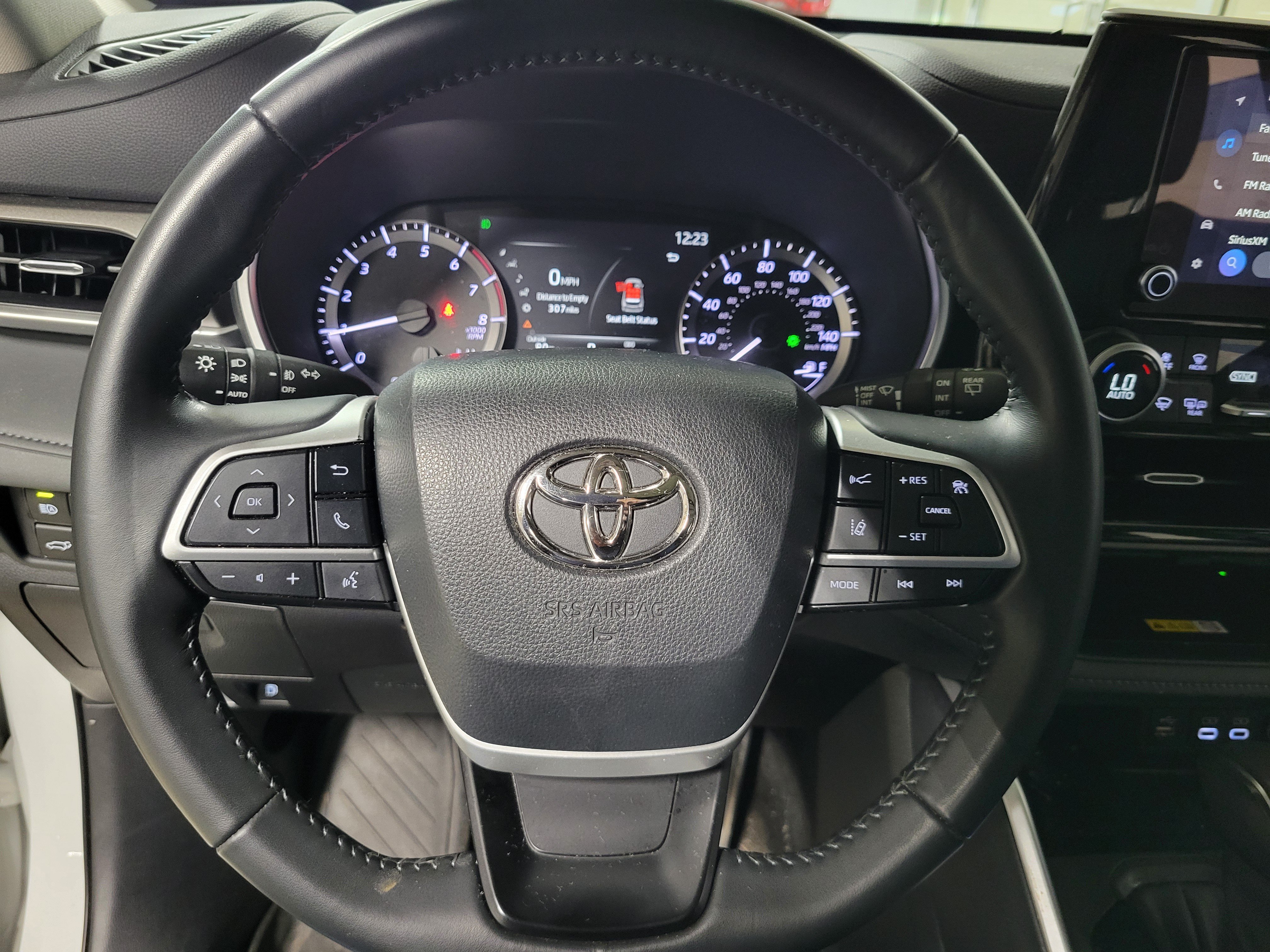 Used 2023 Toyota Highlander XLE AWD/4WD image 25
