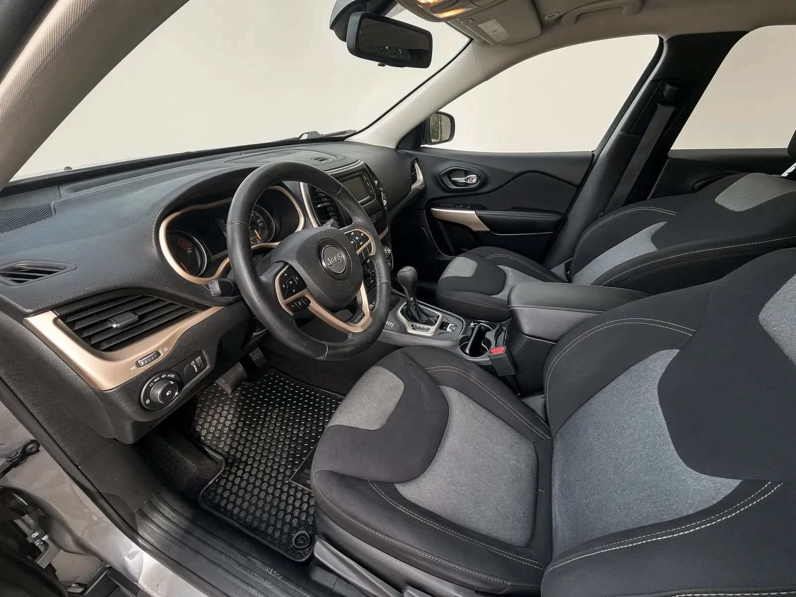 Used 2018 Jeep Cherokee Latitude w/ Cold Weather Group AWD/4WD image 13
