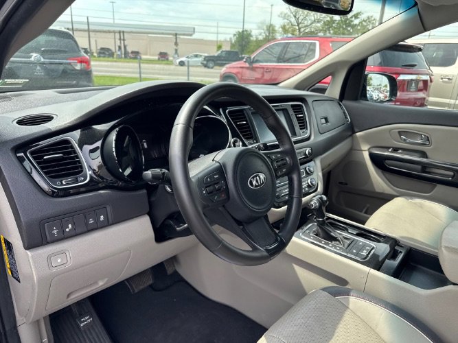 Used 2016 Kia Sedona SX image 16
