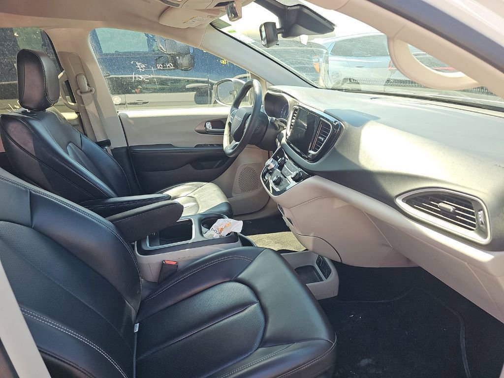 Used 2023 Chrysler Pacifica Touring-L FWD image 4