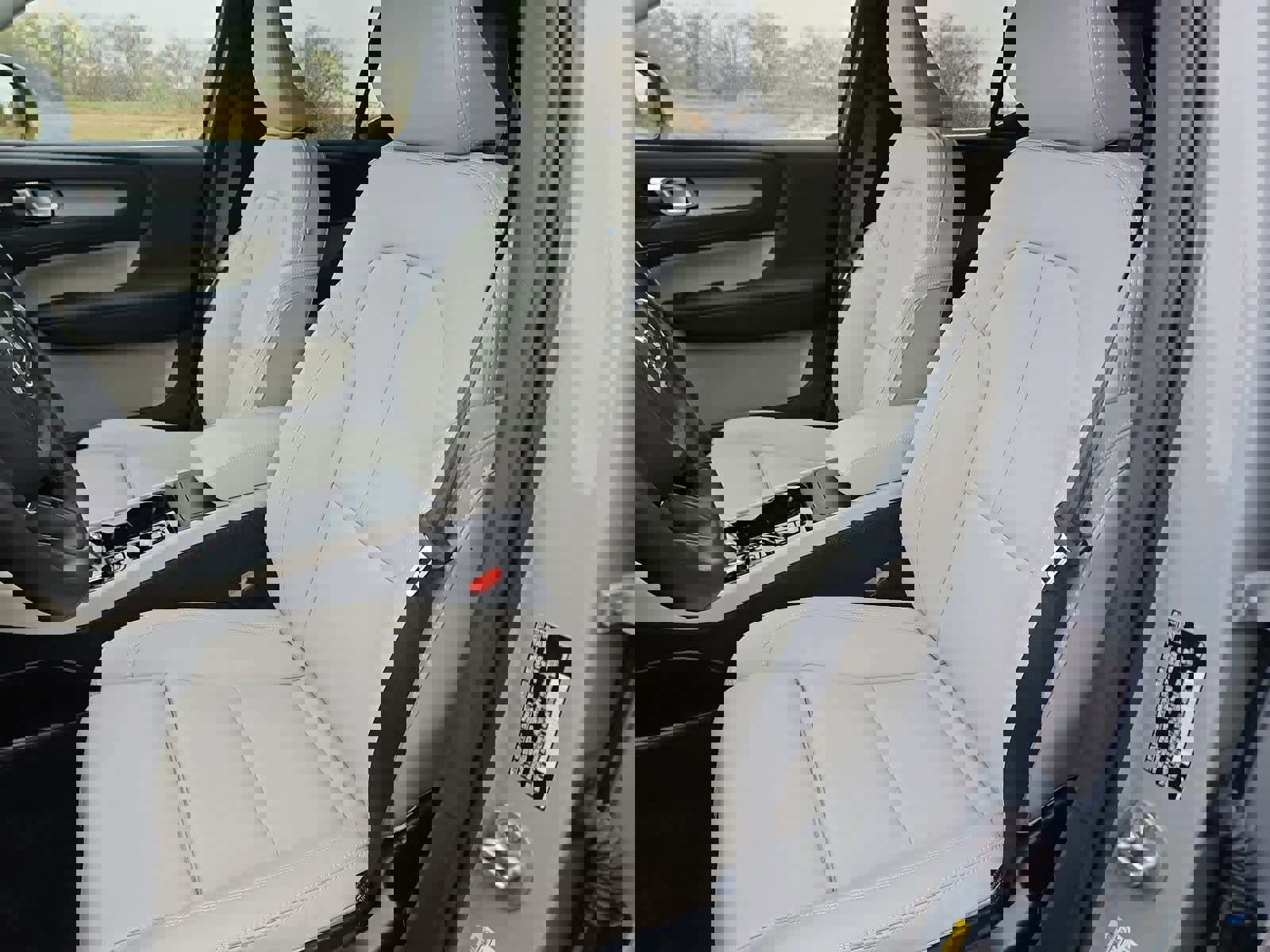 Used 2024 Volvo XC40 B5 Ultimate w/ Protection Package Premier image 16