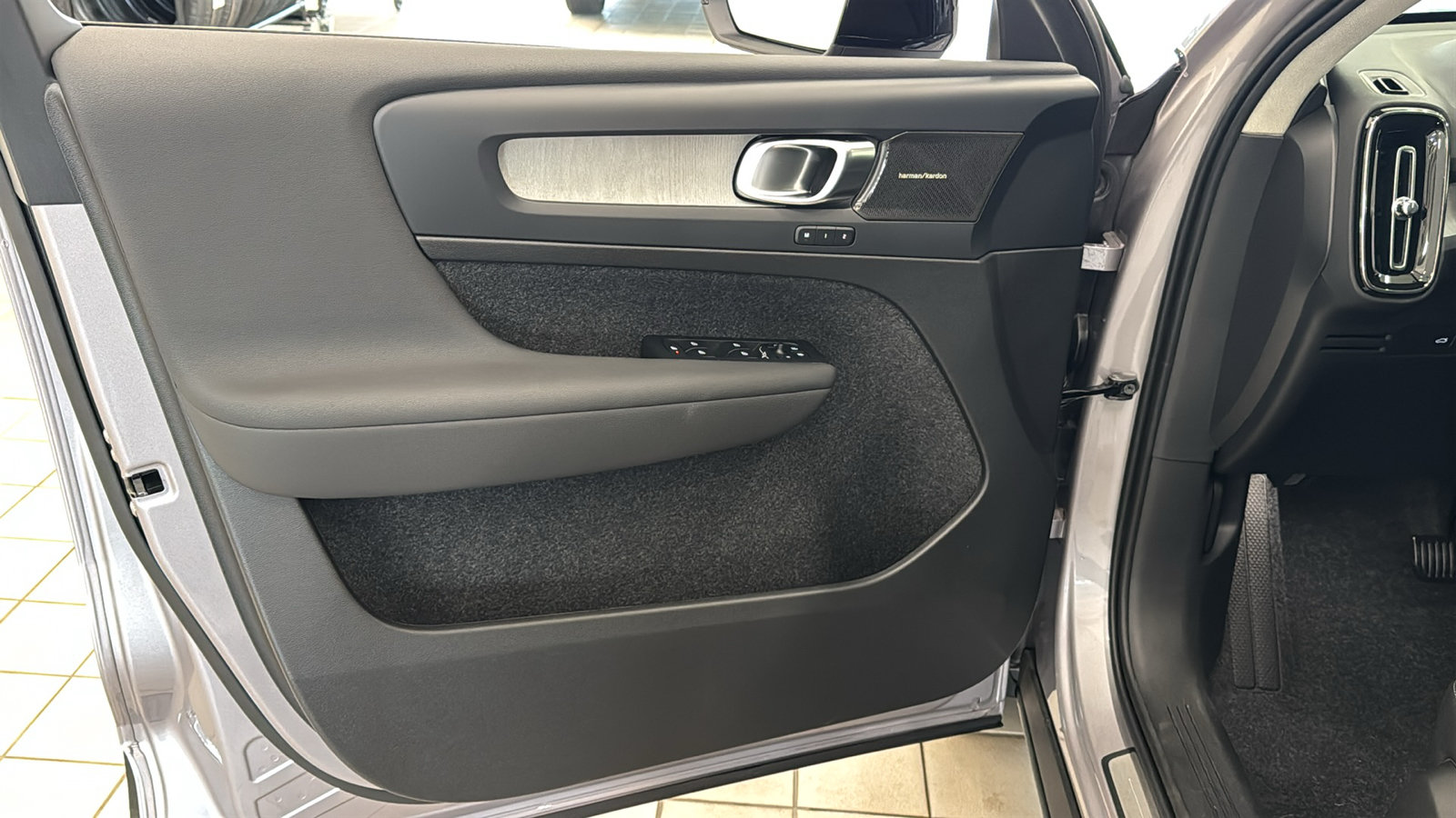 New 2026 Volvo XC40 B5 Plus w/ Climate Package AWD/4WD image 21