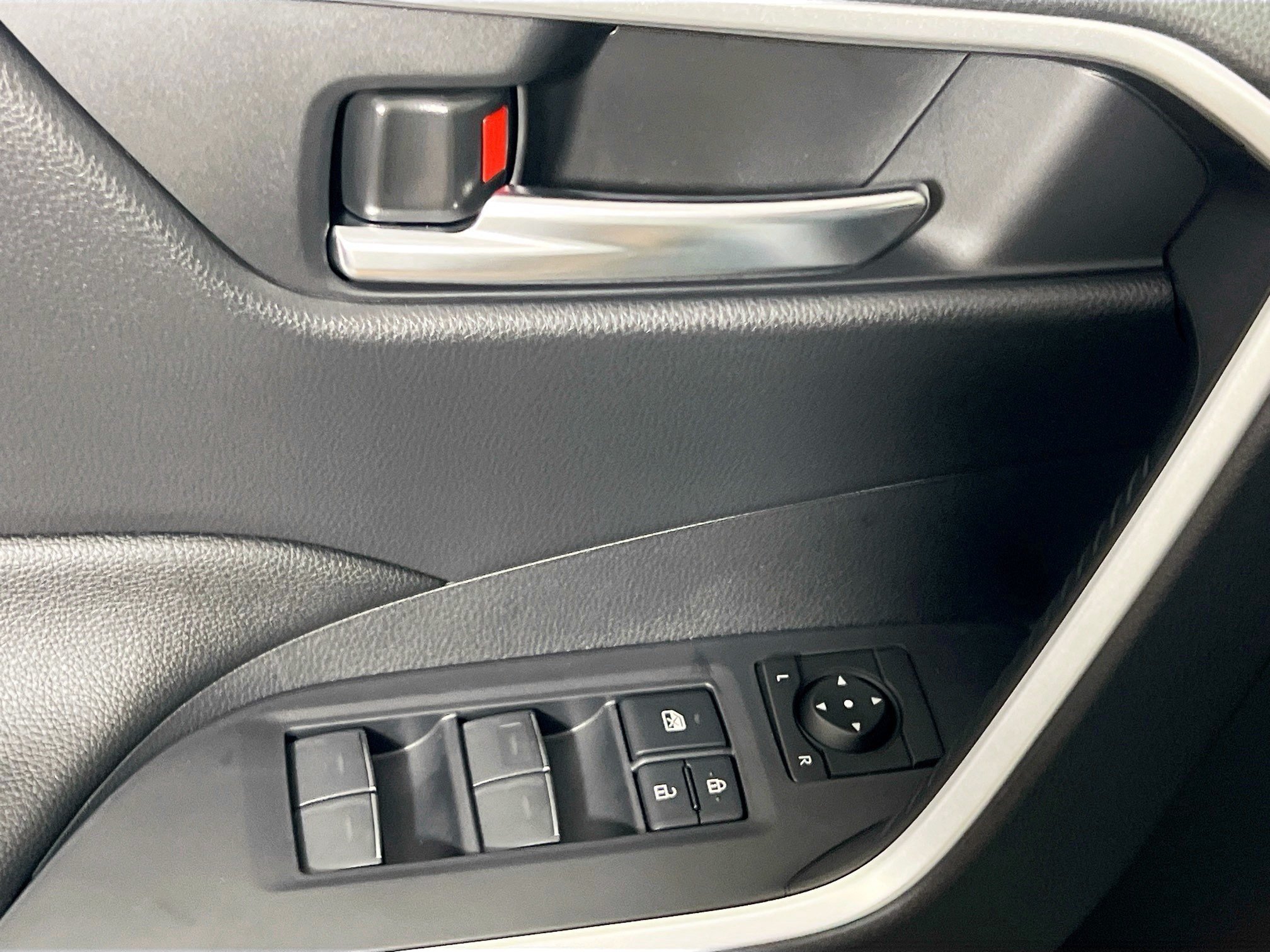 Used 2025 Toyota RAV4 XLE w/ Convenience Package AWD/4WD image 16