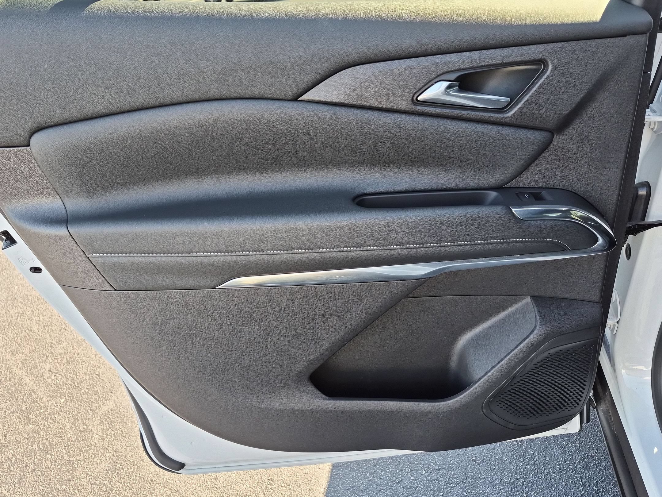 Used 2025 Chevrolet Traverse LT FWD image 27
