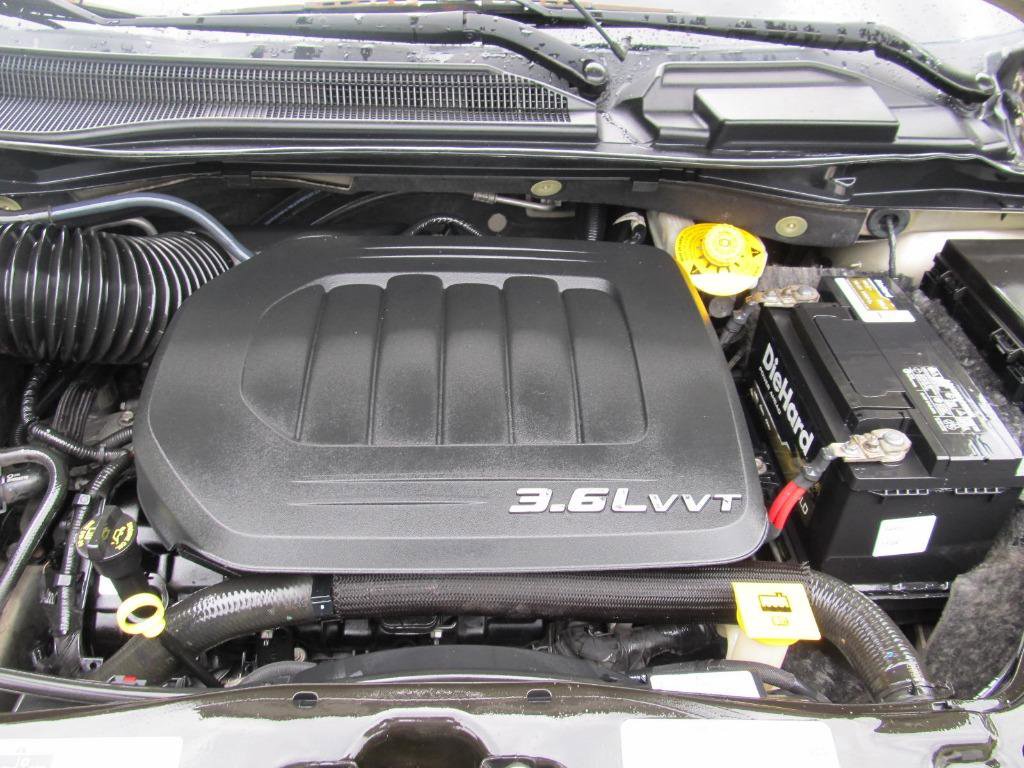 Used 2016 Chrysler Town & Country Touring-L image 43