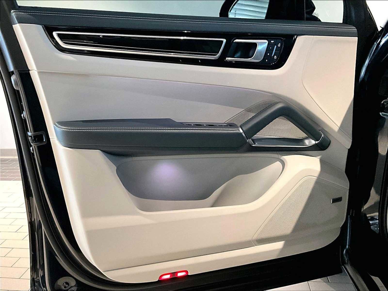 Used 2023 Porsche Cayenne Turbo S image 26