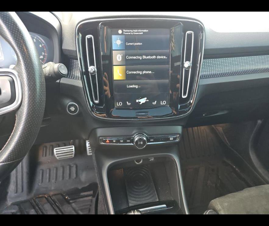 Used 2019 Volvo XC40 T4 R-Design image 5
