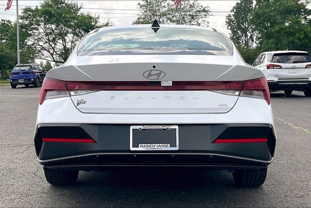 New 2025 Hyundai Elantra Limited image 4