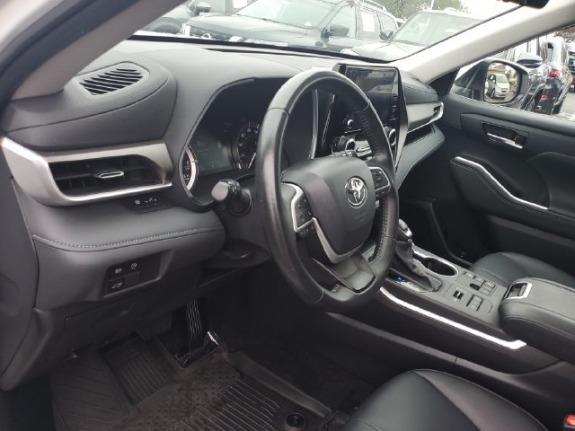 Used 2024 Toyota Highlander XLE AWD/4WD image 20