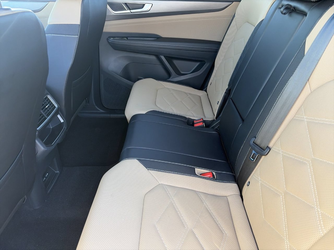 Used 2024 Volkswagen Atlas Cross Sport SE FWD image 16