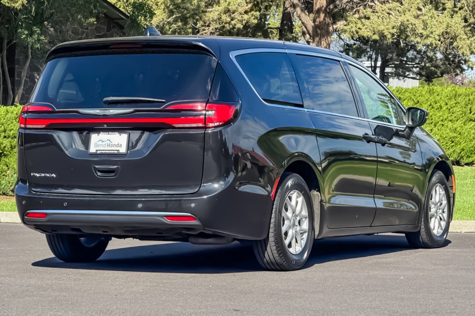 Used 2023 Chrysler Pacifica Touring-L FWD image 4