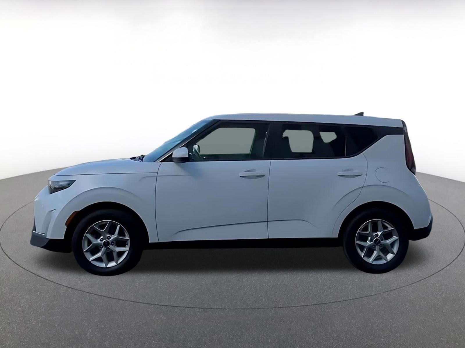 Used 2025 Kia Soul LX w/ LX Technology Package FWD image 9