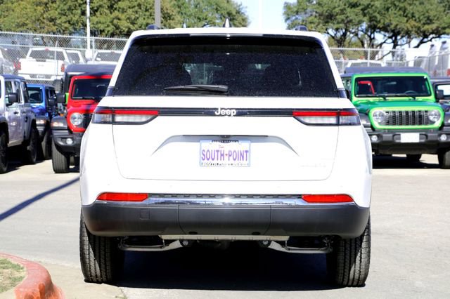 New 2025 Jeep Grand Cherokee Laredo w/ Luxury Tech Group I RWD image 6