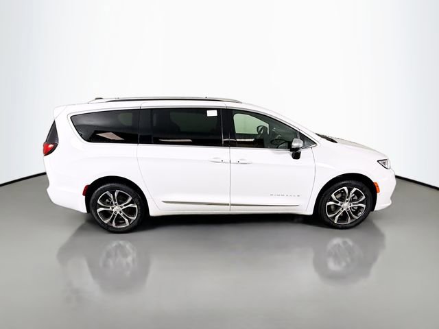 New 2026 Chrysler Pacifica Pinnacle w/ Trailer Tow Group AWD/4WD image 8