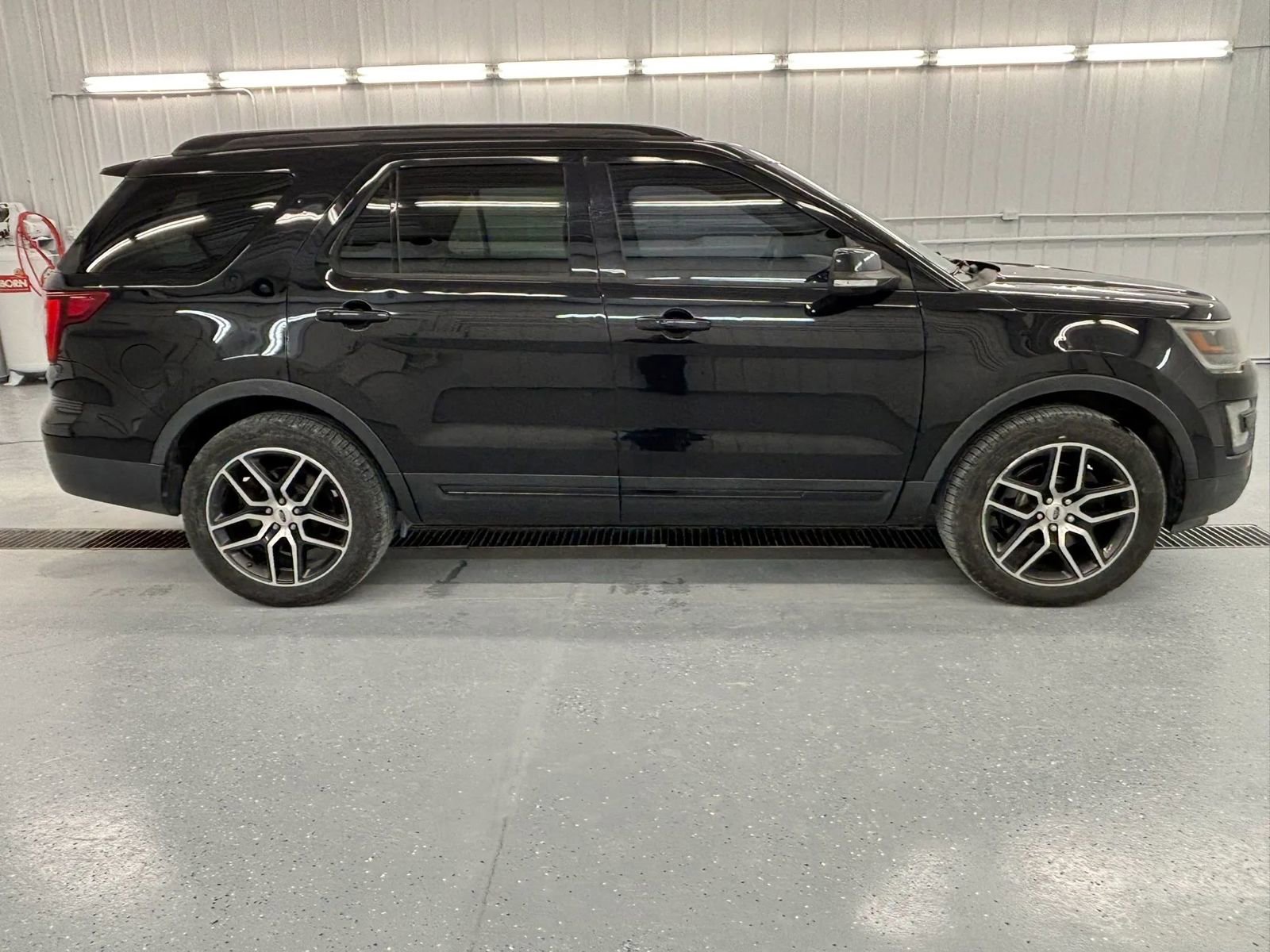 Used 2016 Ford Explorer Sport w/ Equipment Group 401A AWD/4WD image 2