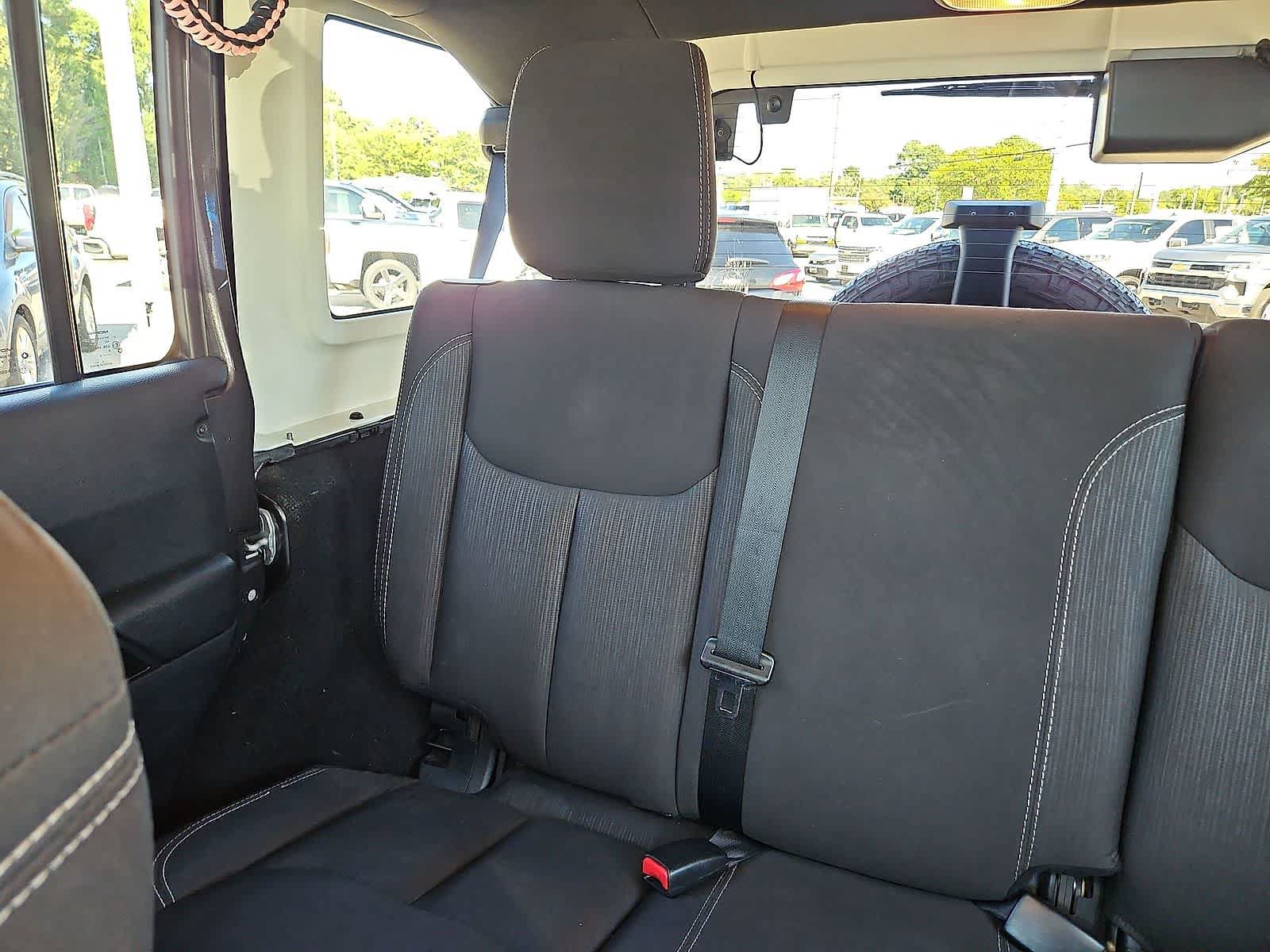 Used 2014 Jeep Wrangler Unlimited Sahara w/ Connectivity Group AWD/4WD image 13