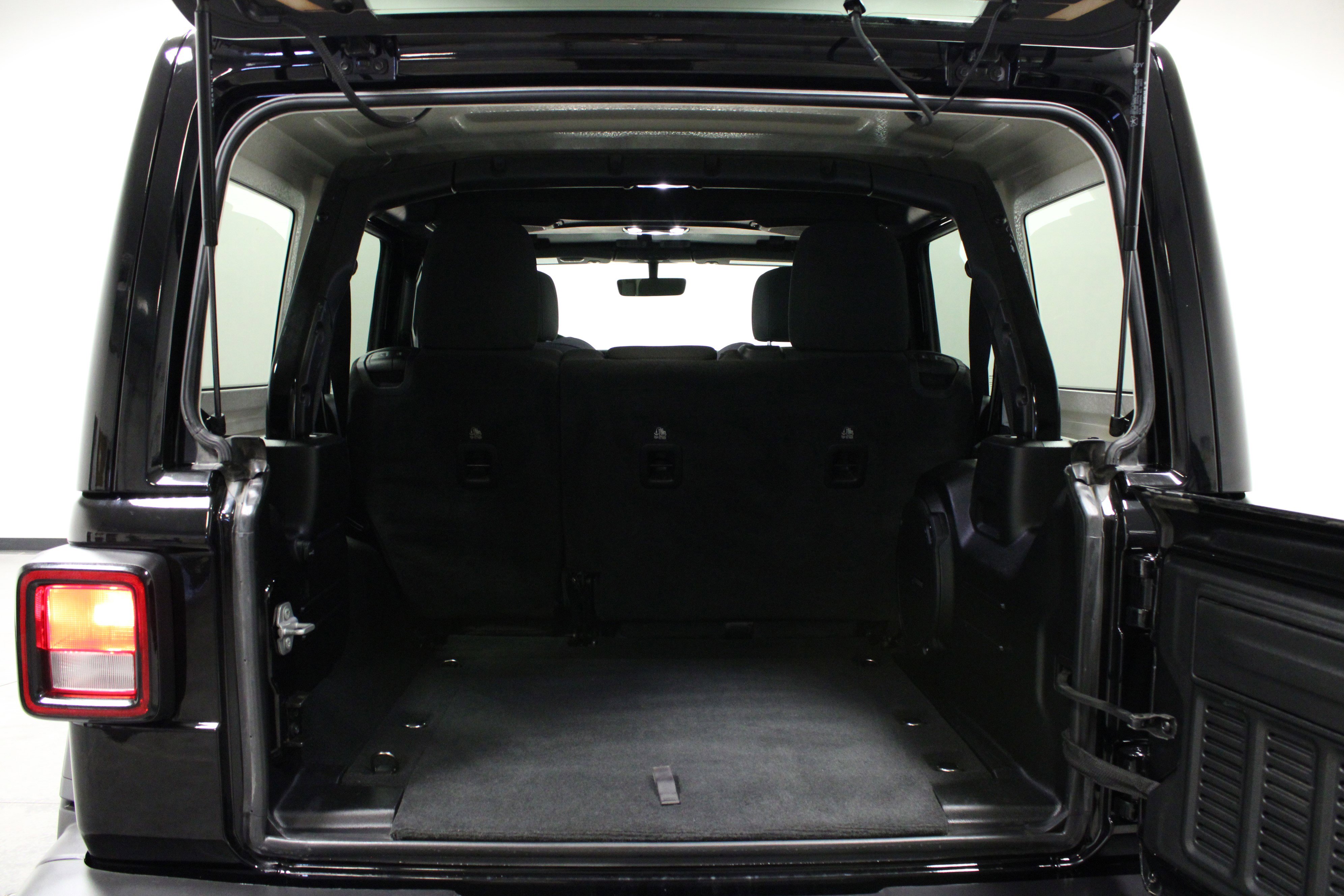 Used 2023 Jeep Wrangler Sahara AWD/4WD image 15