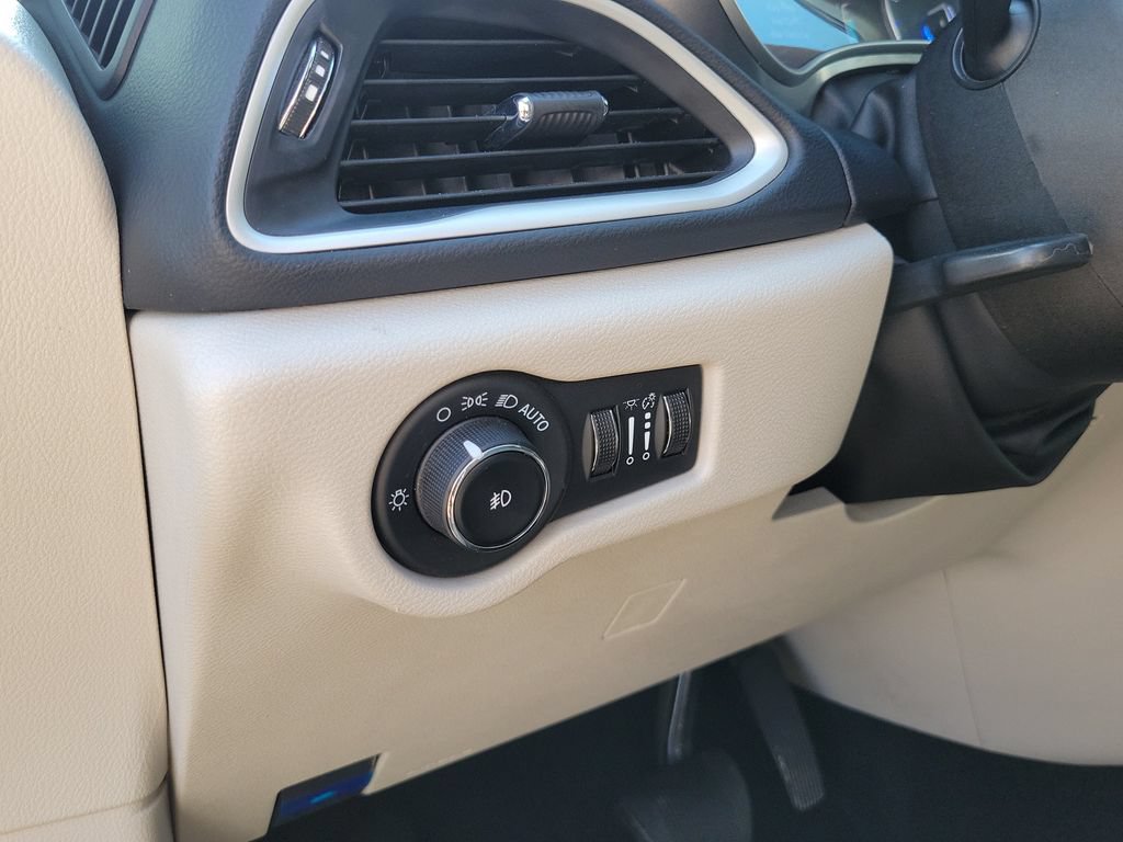 Used 2023 Chrysler Pacifica Touring-L FWD image 22