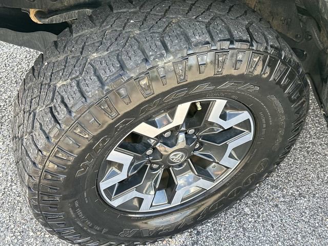 Used 2023 Toyota Tacoma TRD Off-Road w/ Technology Package AWD/4WD image 12