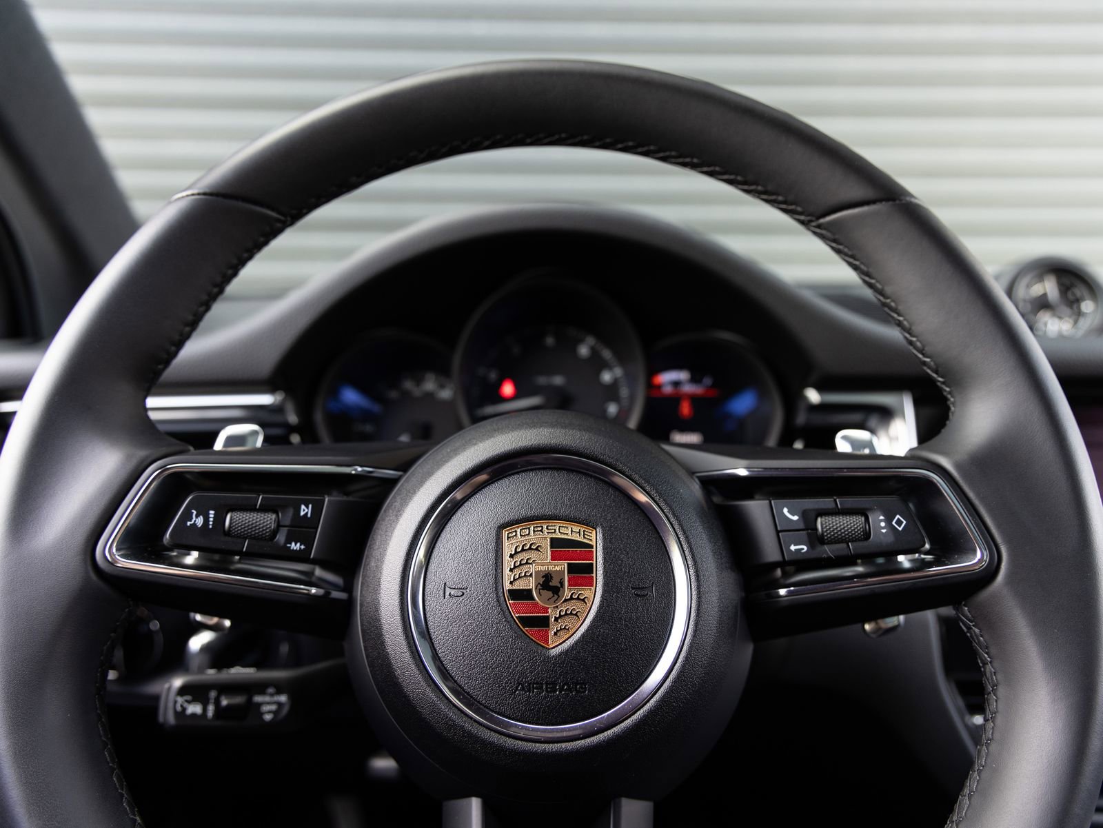 Certified 2025 Porsche Macan image 14