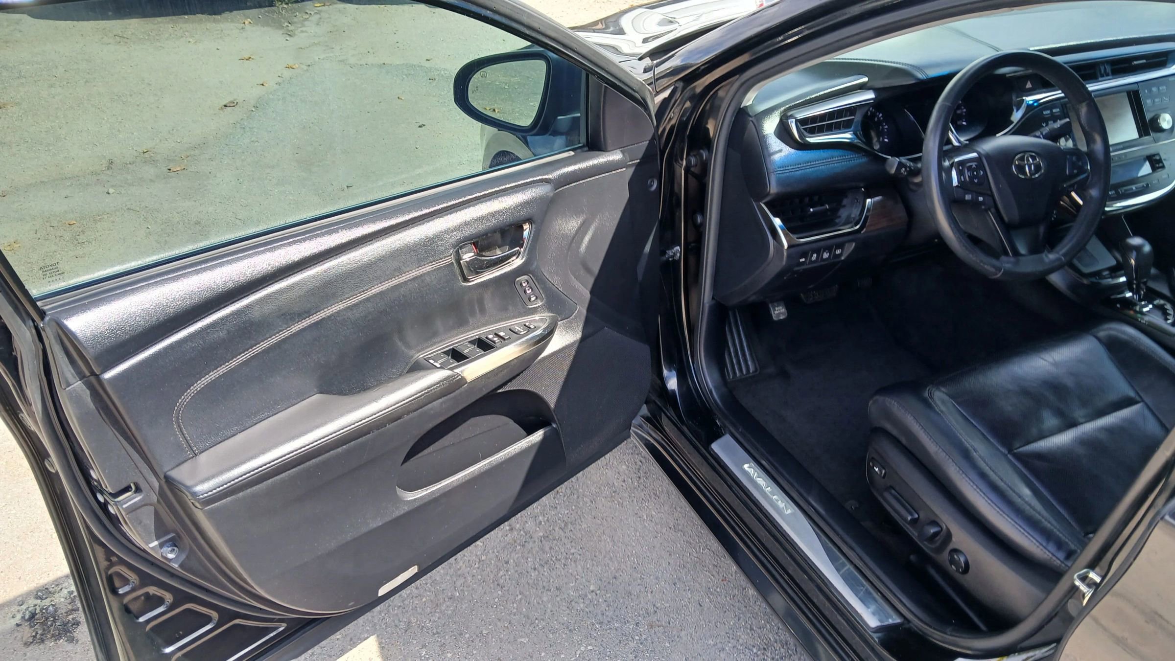 Used 2014 Toyota Avalon Limited image 9