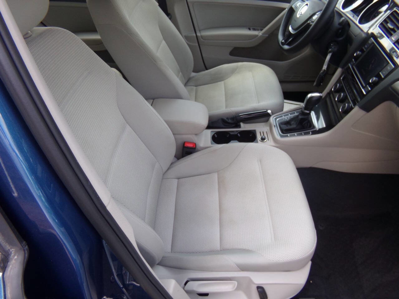 Used 2018 Volkswagen Golf S image 41