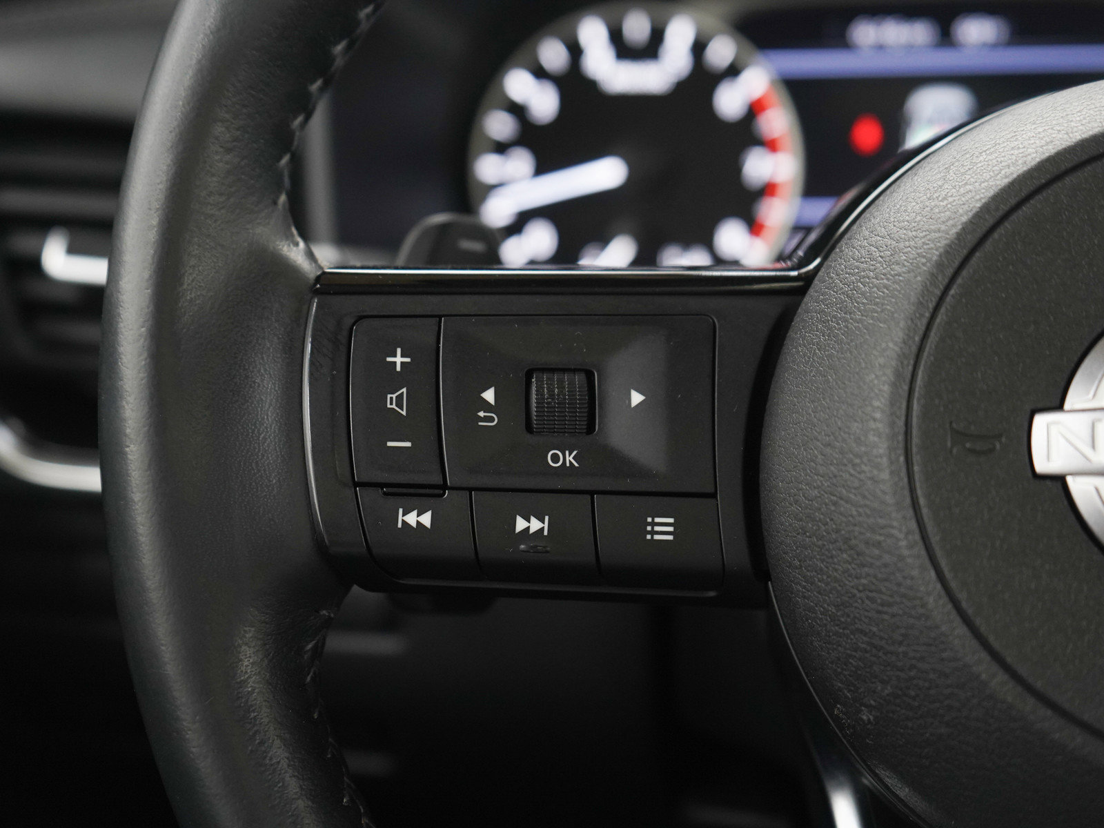 Used 2023 Nissan Rogue SV w/ SV Premium B Package image 27