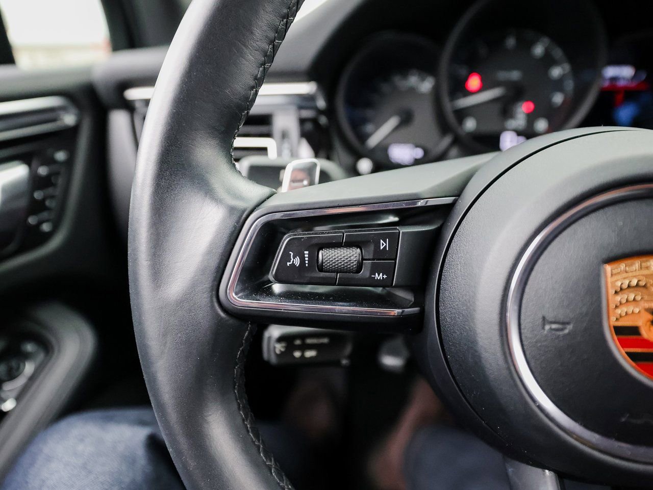 Certified 2022 Porsche Macan AWD/4WD image 17