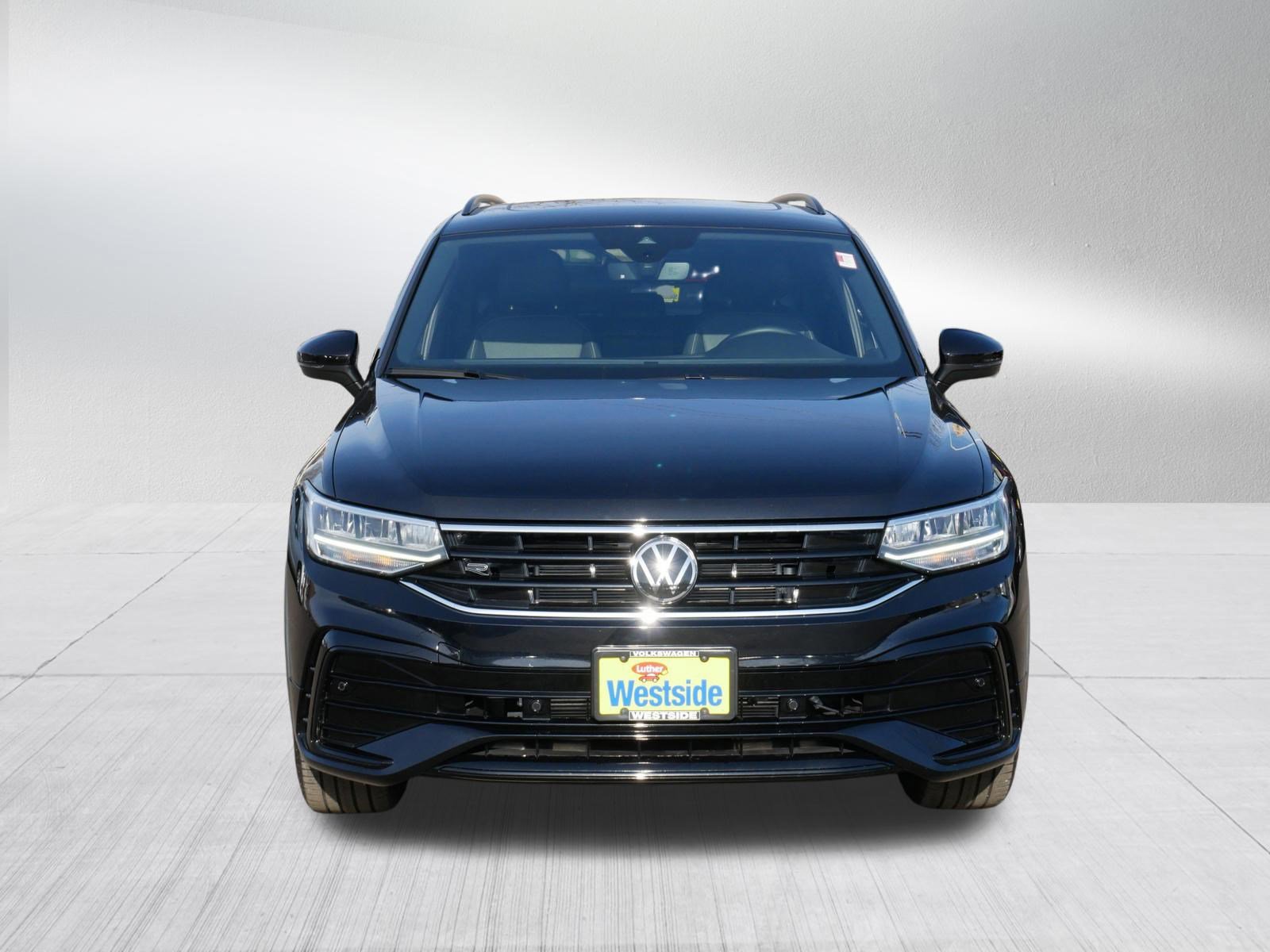 Certified 2024 Volkswagen Tiguan SE R-Line image 2