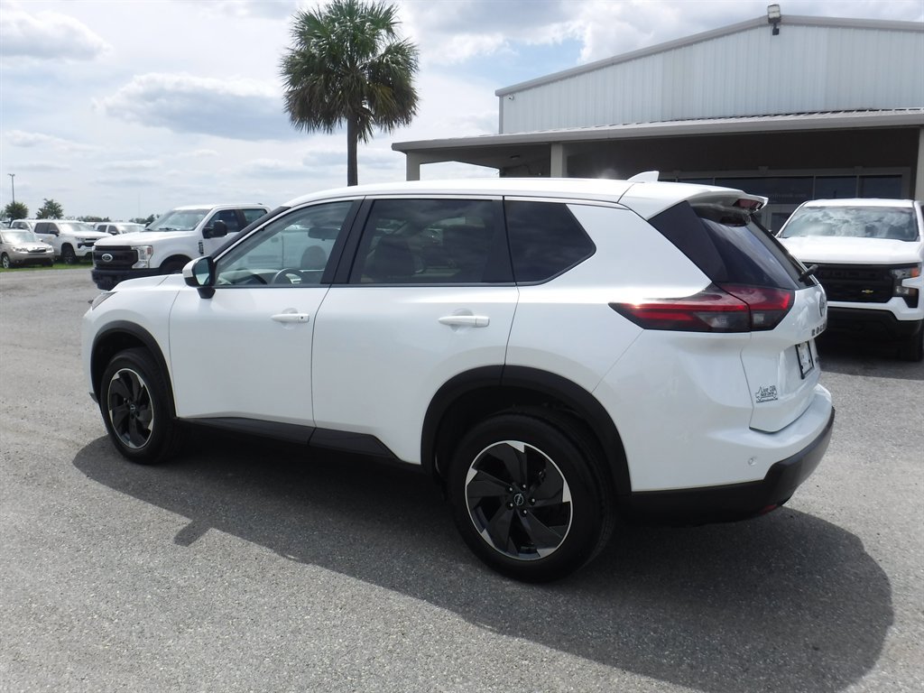 Used 2024 Nissan Rogue SV AWD/4WD image 9