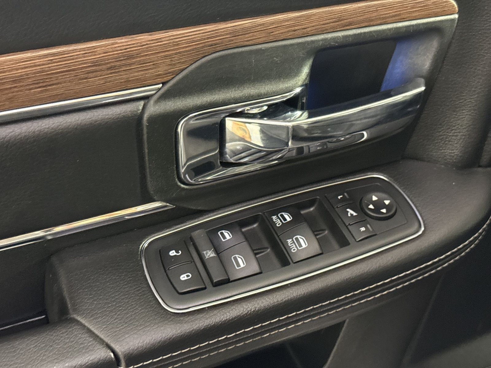 Used 2018 RAM 1500 Laramie w/ Convenience Group AWD/4WD image 16