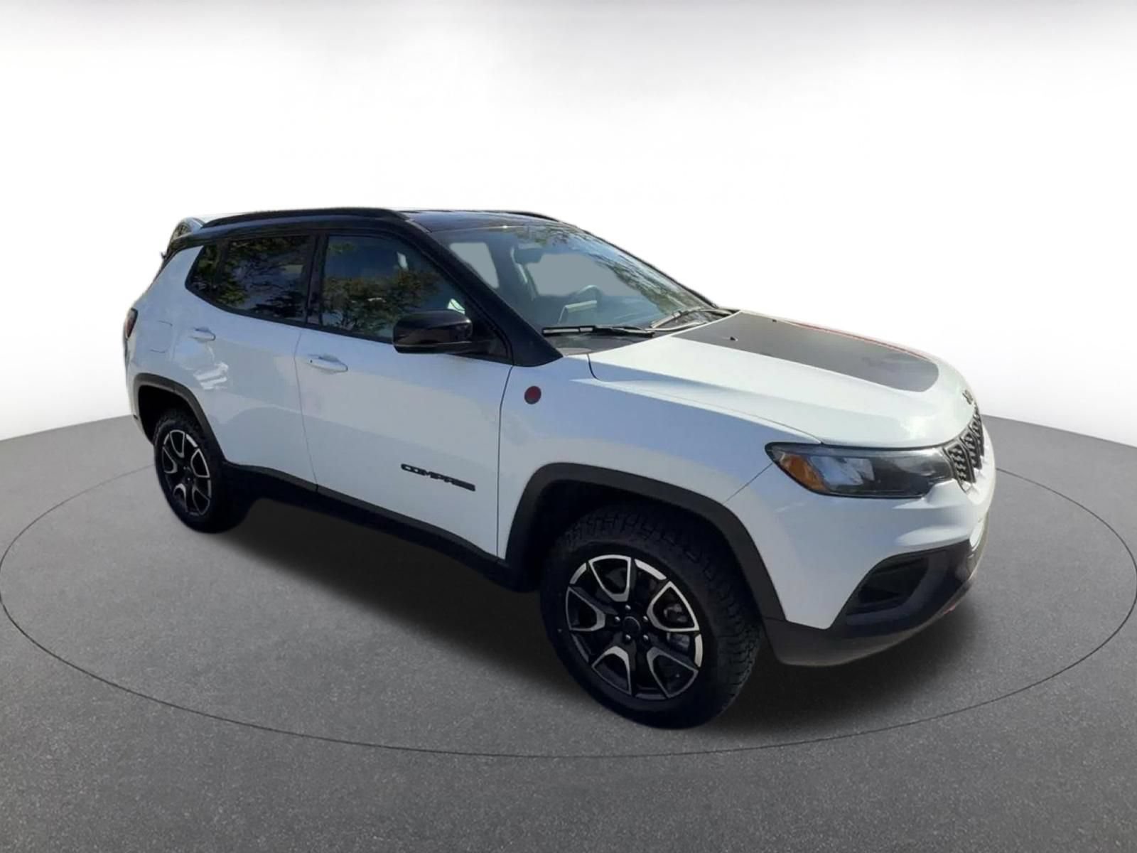 Used 2025 Jeep Compass Trailhawk AWD/4WD image 2