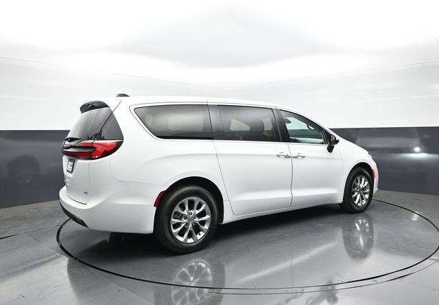 Used 2023 Chrysler Pacifica Touring-L AWD/4WD image 7