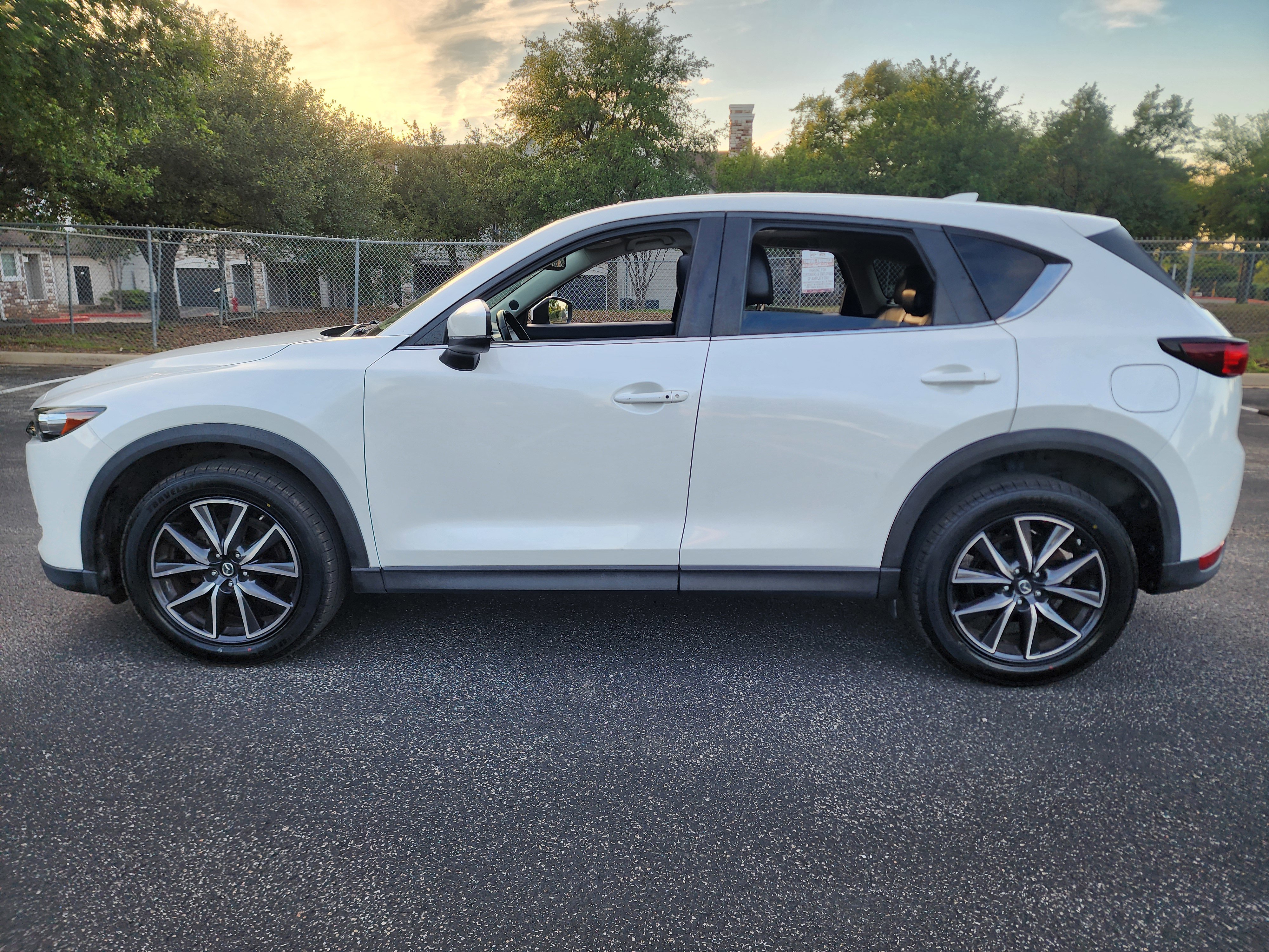 Used 2018 MAZDA CX-5 Touring w/ Preferred Equipment Package FWD image 4