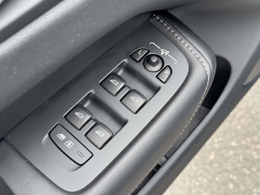 Used 2023 Volvo XC60 B6 Ultimate w/ Climate Package AWD/4WD image 15