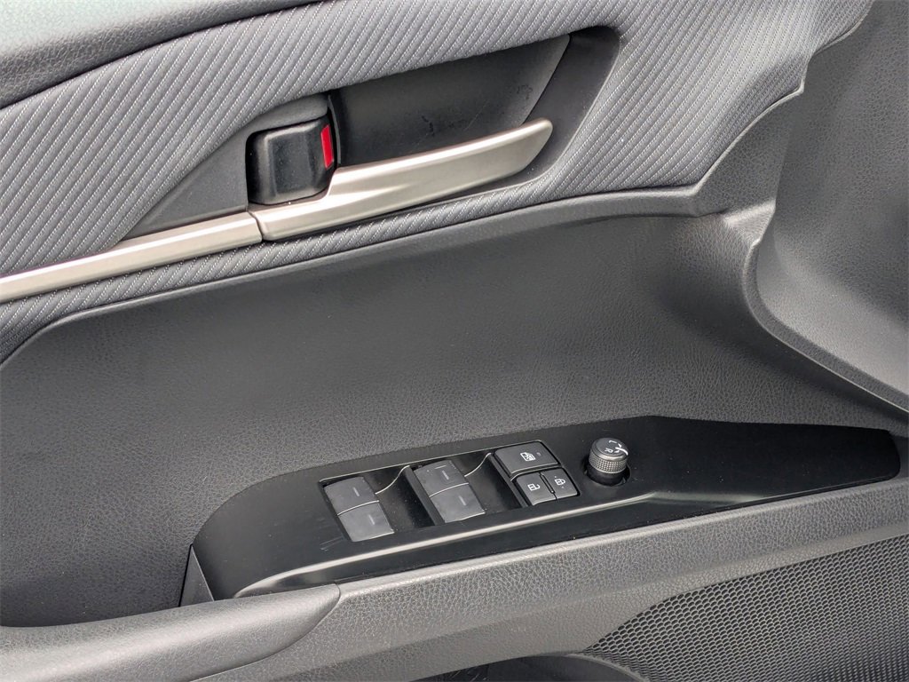 Used 2025 Toyota Camry SE image 14