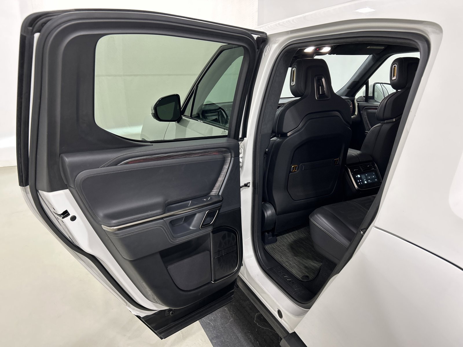 Used 2022 Rivian R1T Adventure image 17