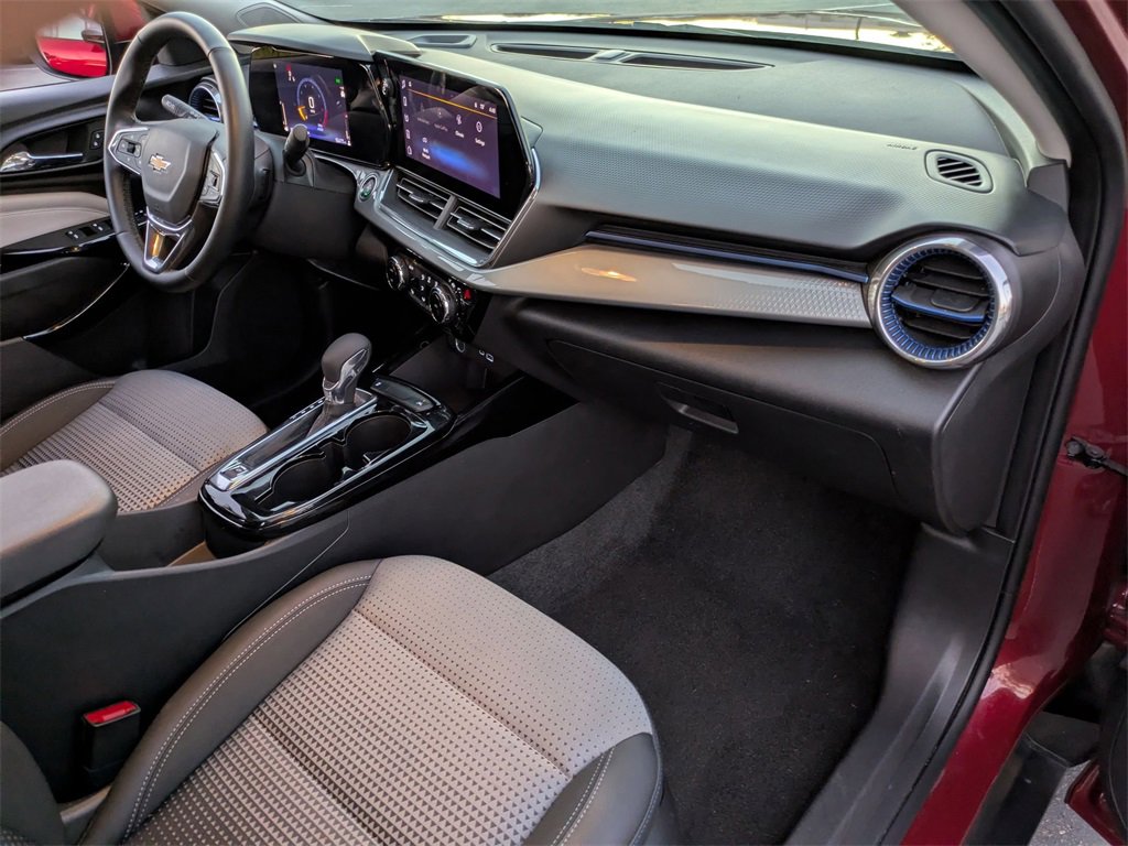 Used 2025 Chevrolet Trax LT w/ LT Convenience Package image 29